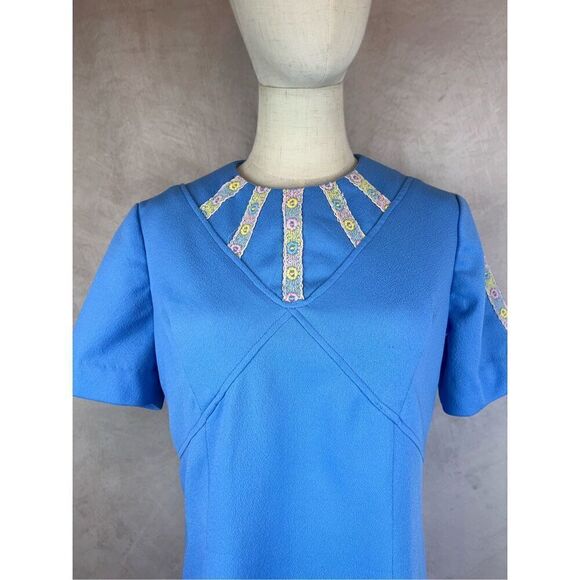Vintage 1970s Mod Blue Shift Dress Floral Embroidered - Picture 3 of 9